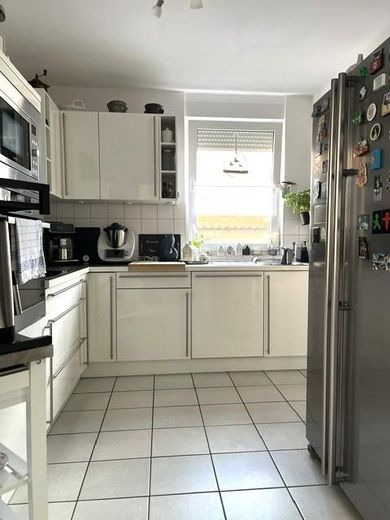 Hochwertige helle 3-Zi.-Whg., Einbauküche u. Balkon, in modernem 4-Fam.-Haus, Bestwohnlage Groovnähe – Küche mit Einbauküche