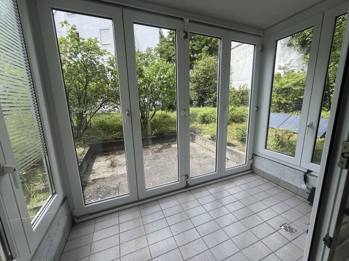 Helle 2,5 Zimmerwohnung mit Wintergarten in zentraler Lage – Wintergarten