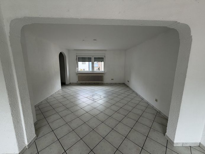 Per direct beschikbaar: ca. 184 m² verdeeld over 3 verdiepingen – als eengezinswoning of 2 appartementen – Wohn- /Esszimmer OG