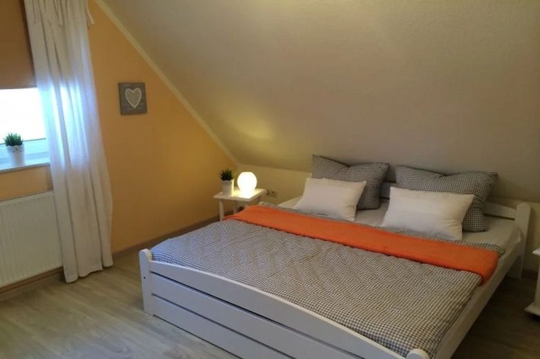 Burg auf Fehmarn: Modernisierte DHH mit unbefristeter Ferien-Zulassung – Schlafzimmer