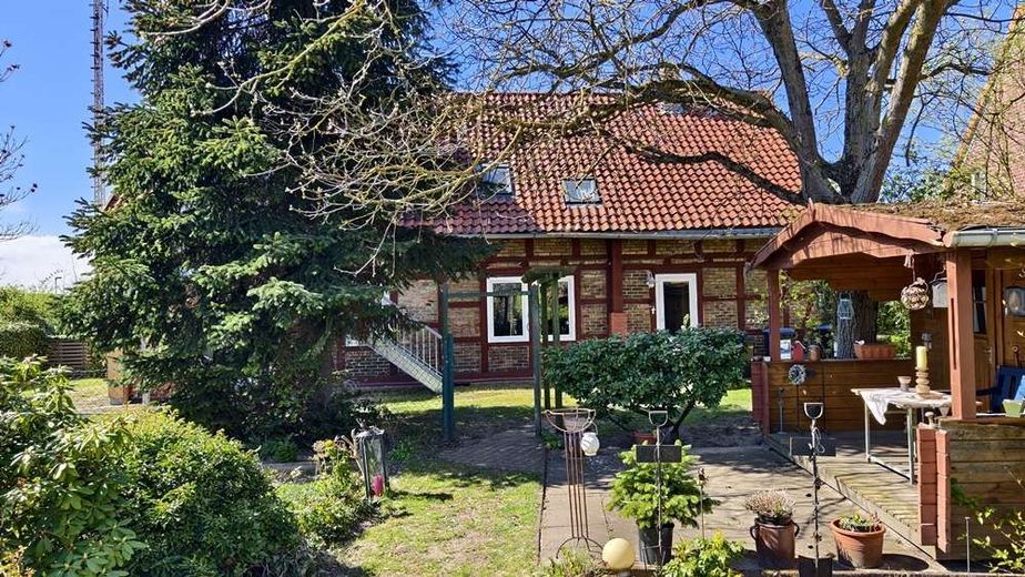 Uetze - Dollbergen - Handwerkertraum - Grosses Wohnhaus zum Sanieren – Aussenansicht