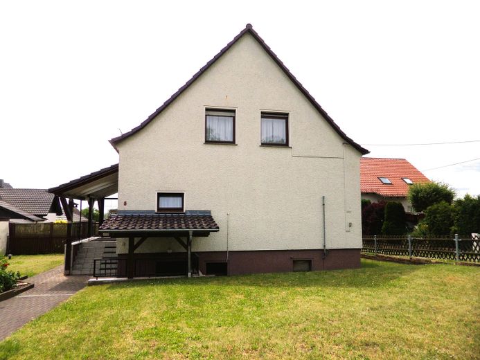 Sotto i 150.000 €: casa familiare di 131 m² con 4 camere da letto, 2 bagni e 2 garage – senza commissioni – Straßenansicht