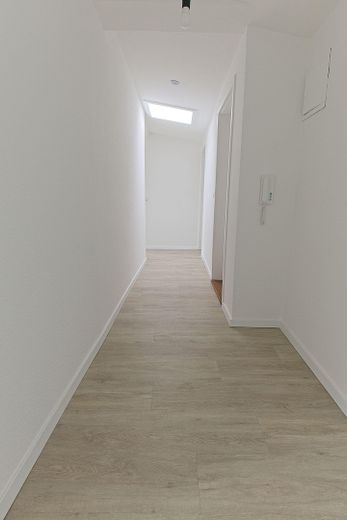Stilvolle ruhige 3-Zi-Dachgeschosswohnung – eigene Etage, Dachbalken & Gartenmitnutzung – Blick vom Wohnzimmer i.d. Flur