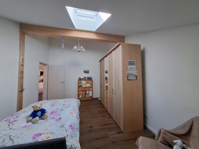 Zimmer mit Dachfenster