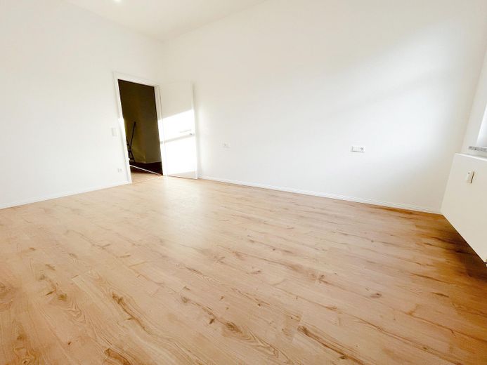 Hochwertiges Wellness-Bad - Komplett Saniert - Zentrale Lage in Ilsfeld - Inkl. EBK & Stellplatz – Zimmer – ideal als Schlaf- ode