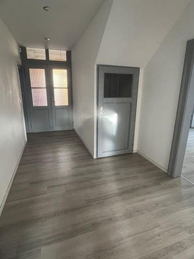 Seelze Zentrum, 2 bina, 4 bağımsız bölüm, birçok olanak – Flur Haus 30 EG Kellerzugang