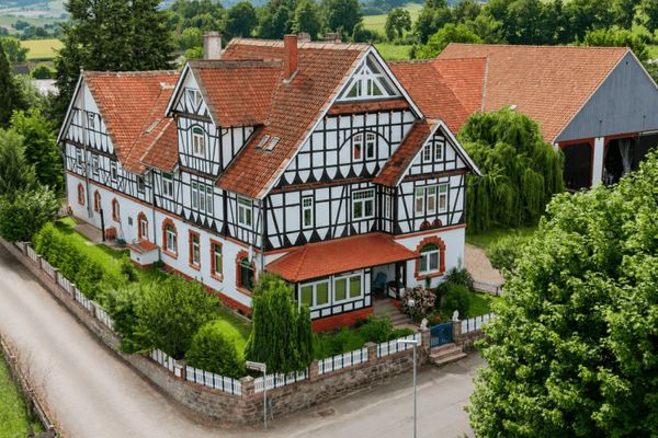 Grande corte colonica ristrutturata con molteplici possibilità d’uso in un idilliaco villaggio sul Weser