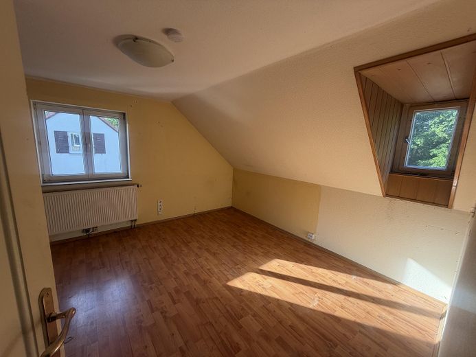 Ländliche Idylle mitten in der Stadt ! Ihr künftiges Zuhause mit herrlichem Garten und 3 Garagen ! – Zimmer 1 DG