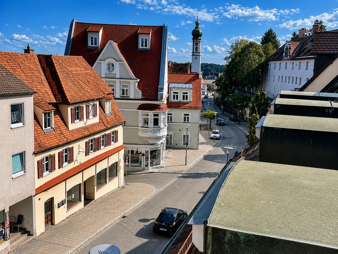 Loftartiges Stadthaus in der Altstadt – 125 m² auf 4 Ebenen, offen, 2 Bäder, EBK, Klimaanlage – Ausblick auf Dillingen