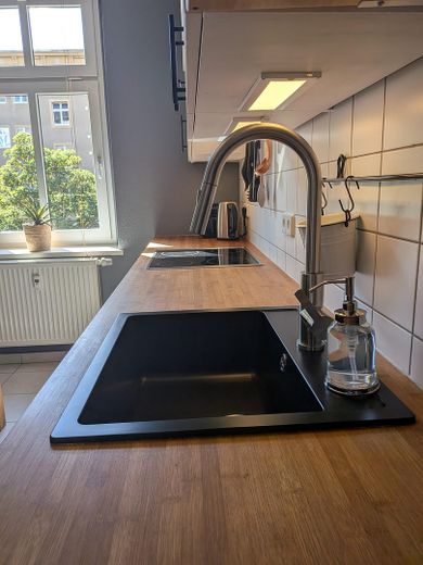Friedrichshain'de balkonlu bakımlı 2 odalı eski bina dairesi – özelden, komisyonsuz – Spüle und Arbeitsplatte