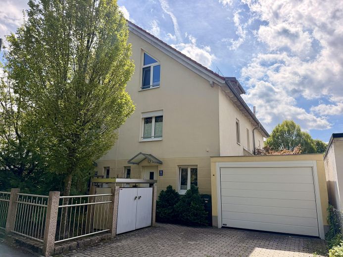 Familienfreundliche Doppelhaushälfte am Wald in Waldtrudering – DHH mit Garage und Stellplatz