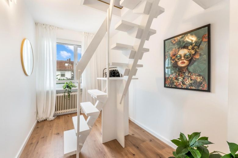 Frisch renoviertes Familienglück mit 5 Zimmern und Garten in Bremen-Vegesack – Zimmer 3 mit Treppe ins DG