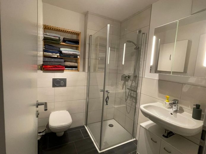 München-Aubing: Neuwertige familienfreundliche 4-Zimmer-Wohnung mit Blick ins Grüne / S-Bahn-Nähe – Duschbad