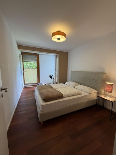 Fantástico apartamento de 2 habitaciones justo junto al Volkspark, en Prenzlauer Berg – Schlafzimmer m Terrassenzugang