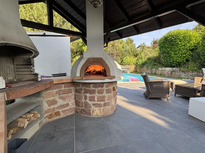 Wohnen am Wasser: Ehemaliges Mühlenanwesen mit Pool, Bachgrundstück und 3 Wohneinheiten – Grillstelle