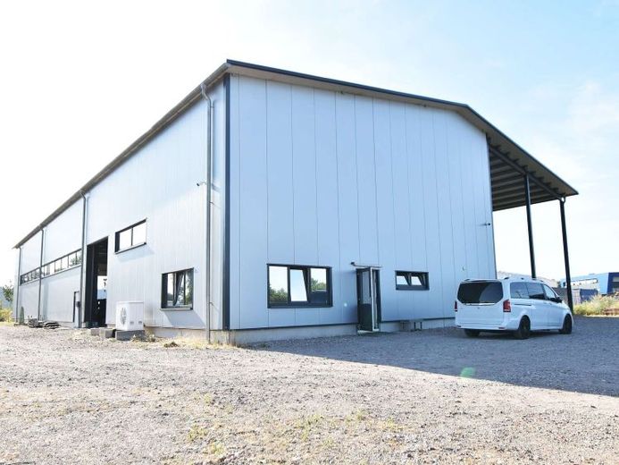 Zukunftsweisender Unternehmensstandort: Lichtdurchflutete Industriehalle mit Büro- und Sozialtrakt – Foto 1