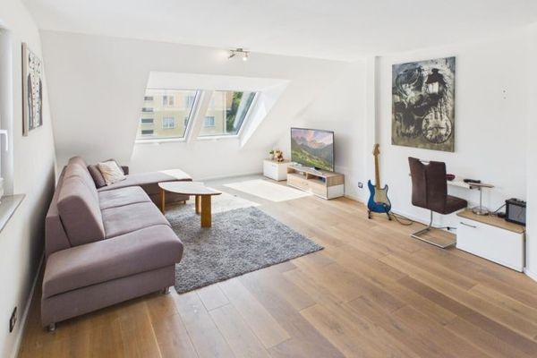 Moderne 2,5-Zimmer-Dachgeschosswohnung mit Stellplatz in Eil