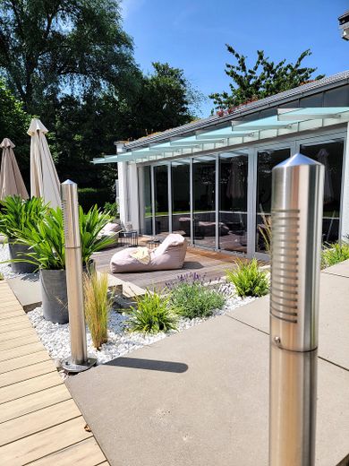 Lounge-Bereich vor Fitnessraum