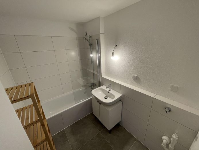 Großzügige 2,5-Zimmer Wohnung mit Einbauküche zentral in Kempten – Bad