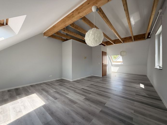 *Reihenendhaus in ruhiger Lage von FFM-Griesheim* – Dachstudio