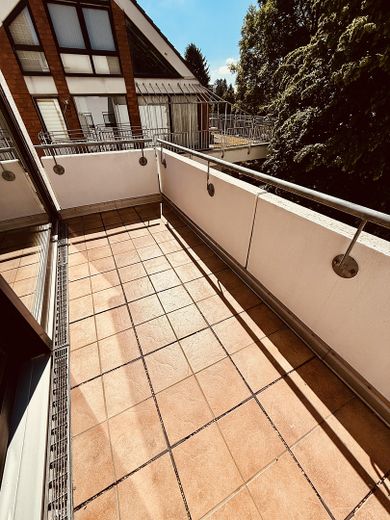 Maisonette-Traum in Alt-Weiden: Galerie, großzügige Dachterrasse und moderne Wärmepumpe – Balkon