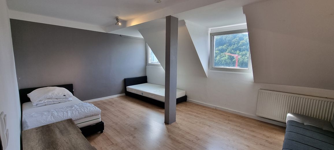 Sehr schöne teilmöblierte 4 Zimmer 103 qm DG Maisonette Wohnung mit EBK, Balkon usw. – 3 Schlafzimmer