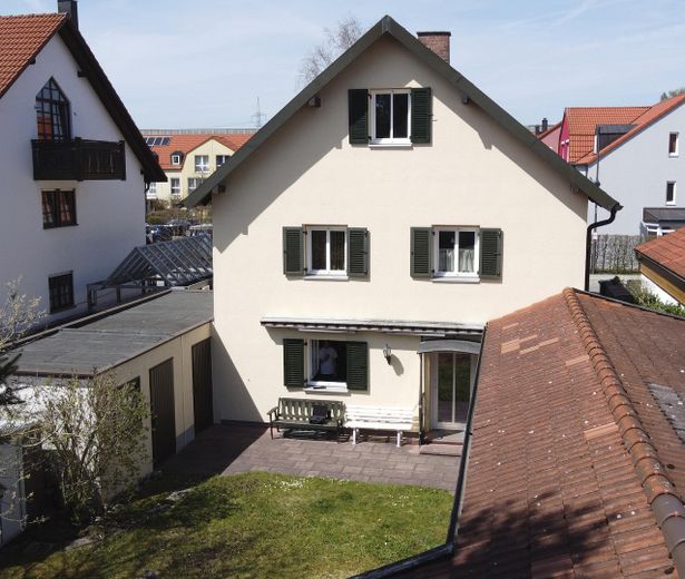 2-Zi. Gartenwohnung + Nebengebäude (vermietet) v. Privat o. Provision – Hausansicht Gartenseite