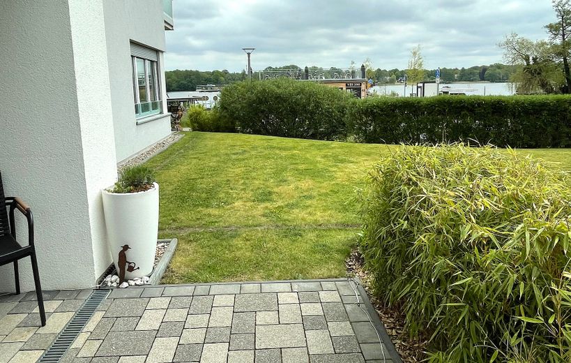 Sonnige Wohnung direkt am See in Neuruppin mit Gartenterrasse, voll ausgestattet – 16_Blick von Terrasse zum See