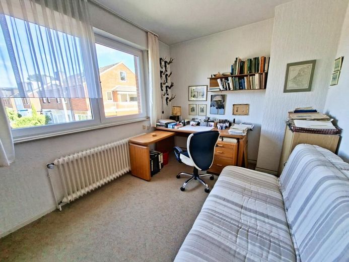 CITYHOUSE: Schöne, gepflegte Doppelhaushälfte, mit großem Garten, Kamin, Garage und Stellplatz – Kinderzimmer zur Straßenseite