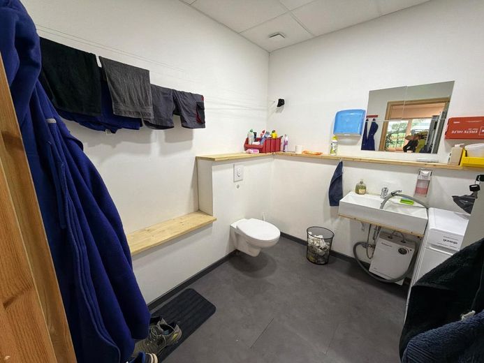 Lager- und Produktionshalle mit Büro – Bad/Toilette_1