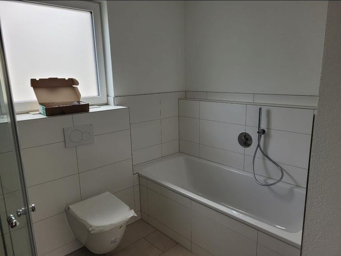 Appartamento di 4 locali al 1° piano - abitare moderno nel centro di Esslingen-Zell – Badewanne / WC