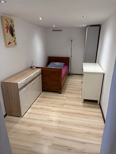 Piso de 3 habitaciones, cocina y baño cerca del aeropuerto de Hahn – Foto 2