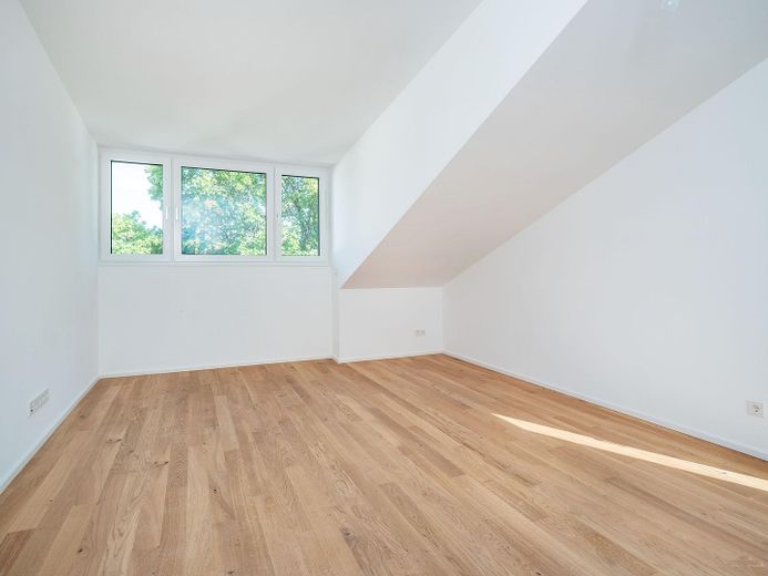 Bezugsfertig: Neubau DG Wohnung mit Balkon + EBK in Parsdorf bei München | KfW-40-QNG - WE 12 – Wohnraum