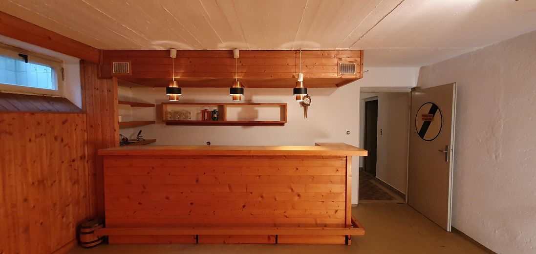 Germering'de garajlı bungalov – Partykeller