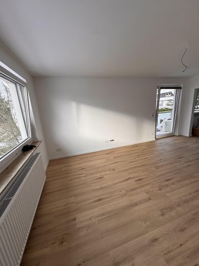 Primera ocupación tras la renovación con cocina equipada y balcón: agradable vivienda de 2,5 habitaciones en Rinteln – Wohnzimmer
