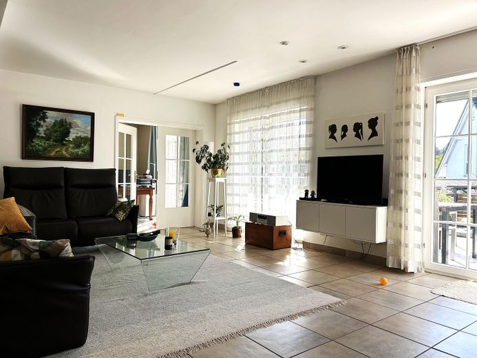 Güneşli güney bahçesi, ticari birimi ve çeşitli kullanım olanaklarıyla temsili villa – Wohnen, Kaminzimmer EG