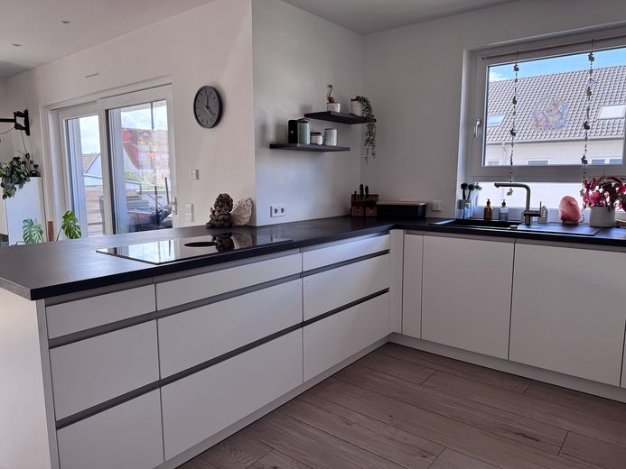 Vertragsfreie 4-Zimmer-Neubauwohnung mit TG-Stellplatz und großem Balkon in ruhiger Lage – Küche