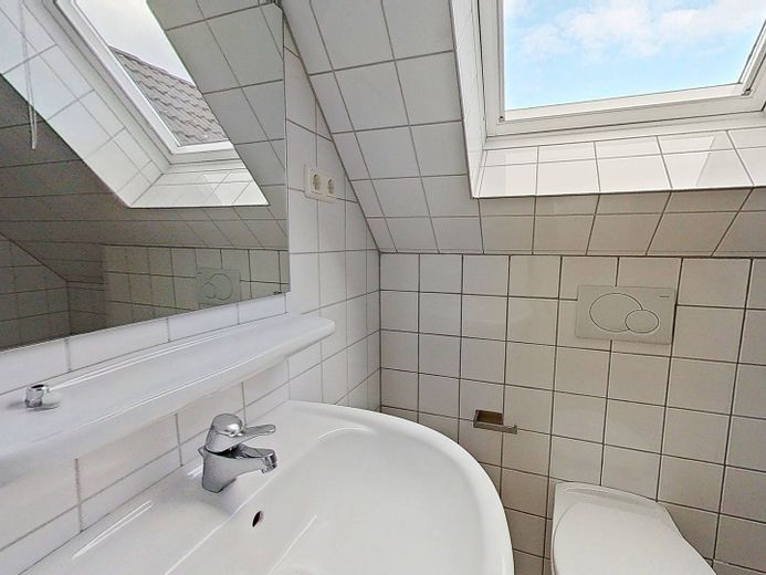 NIENTE ONERI PER IL RISCALDAMENTO, MA 2 CANONI NETTI GRATUITI: Appartamento mansardato di 2 locali dalla disposizione particolare, con vasca da bagno – Ansicht III: Badezimmer (1.OG)