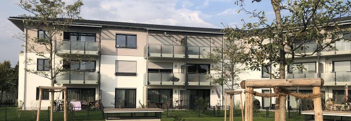 Hochwertige 2-Zimmer-Wohnung mit sonnigem Südwestbalkon – energieeffizientes Wohnen in Buchloe – Rückseite mit Grillplatz