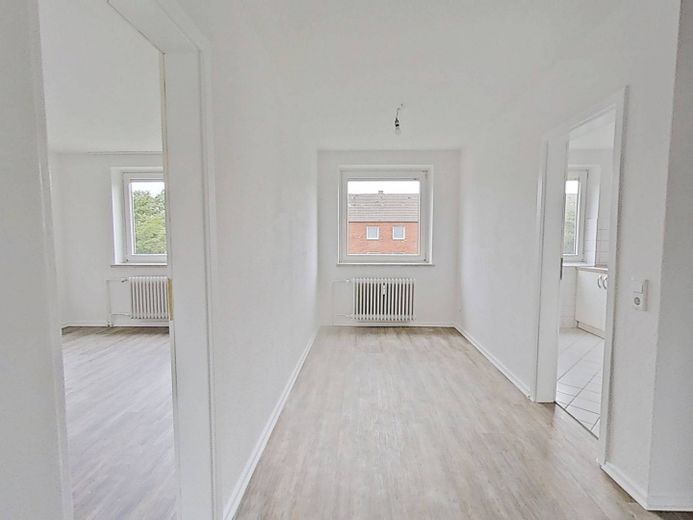 Kuschelzeit im neuen Heim – der erste Monat geht auf unser Konto: Gut geschnittene 4-Zimmer-Wohnung mit BALKON und EBK – Ansicht I: Flur