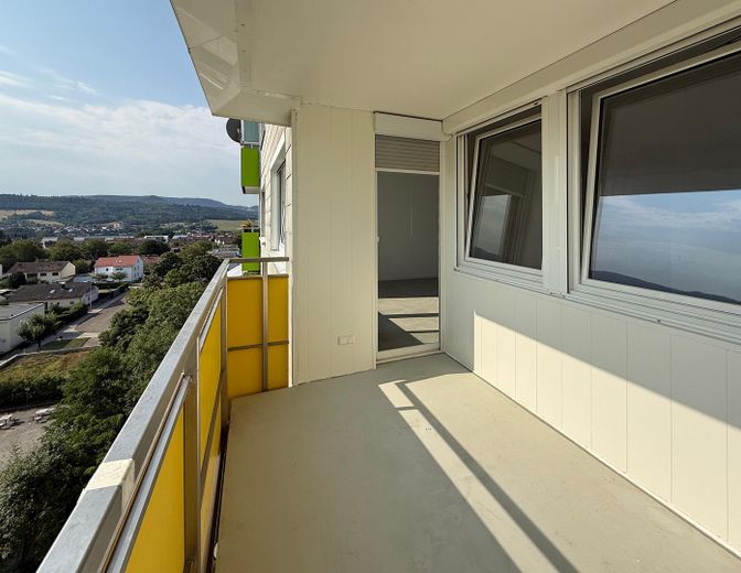 Appartamento di 3 locali completamente ristrutturato con vista panoramica, cucina componibile e garage – Balkon