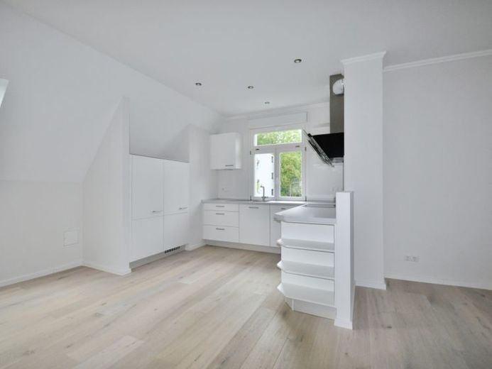 Wiesbaden-Sonnenberg: hochwertig ausgestattete 2-bis 3-Zimmer-Wohnung mit EBK und Tageslichtbad. – फोटो 1