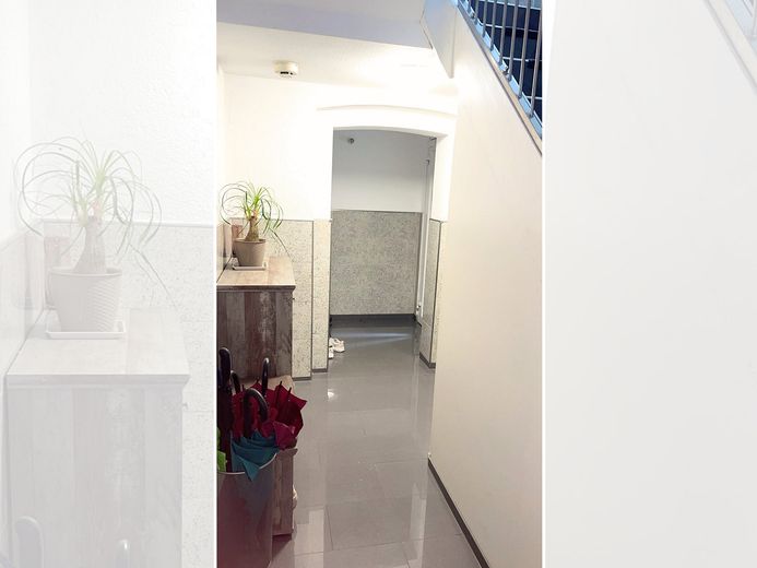 Provisionsfrei | Saniertes Mehrfamilienhaus | 32.500 € Jahreskaltmiete – Flur Eingang