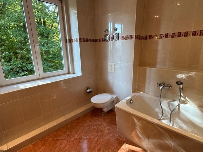 1. piętro / balkon przy kuchni + łazienka z oknem + panele laminowane – Zdjęcie 1