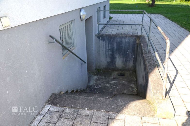 Sofort bezugsfreie 2-Zimmer-Wohnung mit Balkon und Aufzug in Aldingen – Kellereingang zum Fahrradraum