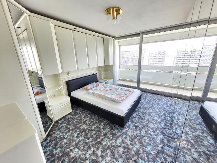 Bogenhausen 15° piano appartamento di 3 locali con vista sulle Alpi e piscina sul rooftop – vendita privata! – Schlafzimmer