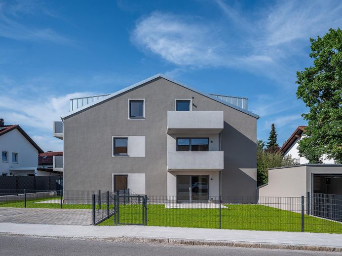 KfW-40-QNG Neubau | Bezugsfertige 2-Zi.-Wohnung mit Balkon, EBK & TG in Parsdorf bei München - WE 07 – Außenansicht Straßenseite