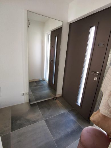 Moderna casa a schiera d’angolo con impianto fotovoltaico, pompa di calore e smart home a Flein – Photo 3