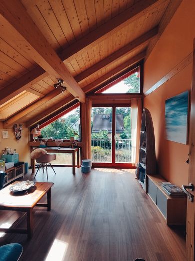 Lichtdurchflutete, energieeffiziente Villa aus Holz, Glas und Stein – Zimmer Obergeschoß