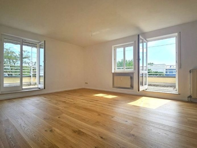Luminoso appartamento di 4 locali di 128 m² (piano attico) con terrazza sul tetto di 44 m² a Johanneskirchen – Foto 1